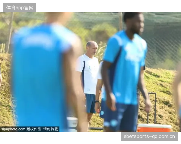 那不勒斯球迷抗议：俱乐部决策被推上台面